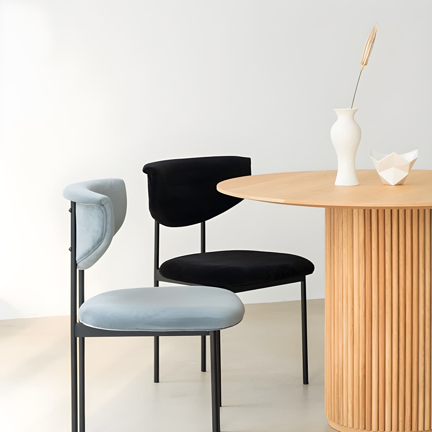 Solid Wood Dining Table Round Modern Pedestal Dining Table for Home Use - image 7