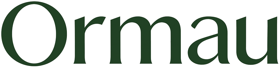 专业SEO内容创作者在电脑前分析关键词数据,优化网站内容营销策略