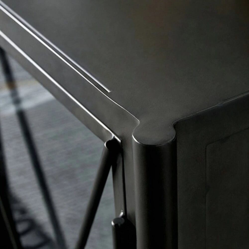 closeup_black_metal_sideboard_top_edge.jpg Black metal