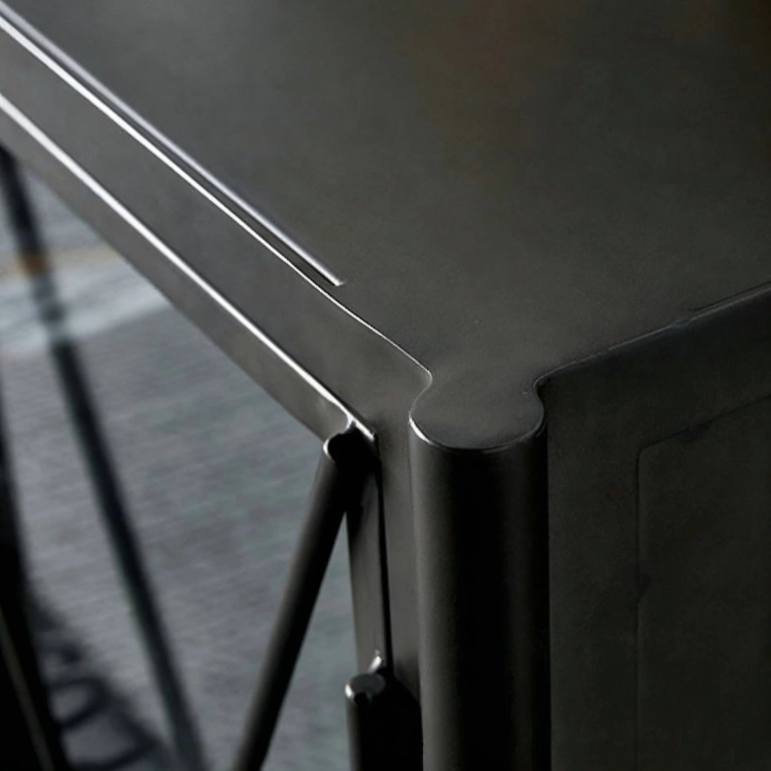 closeup_black_metal_sideboard_top_edge.jpg Black metal