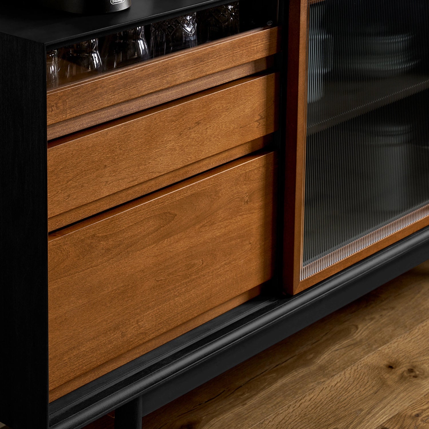 detail_view_smooth_wooden_drawers_black_sideboard.jpg Smooth boxwood