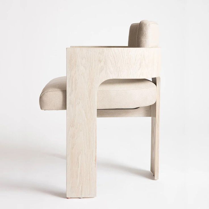 3f60ae292815e5edd83d105e659ec3da.jpg Luxurious Salem chair with