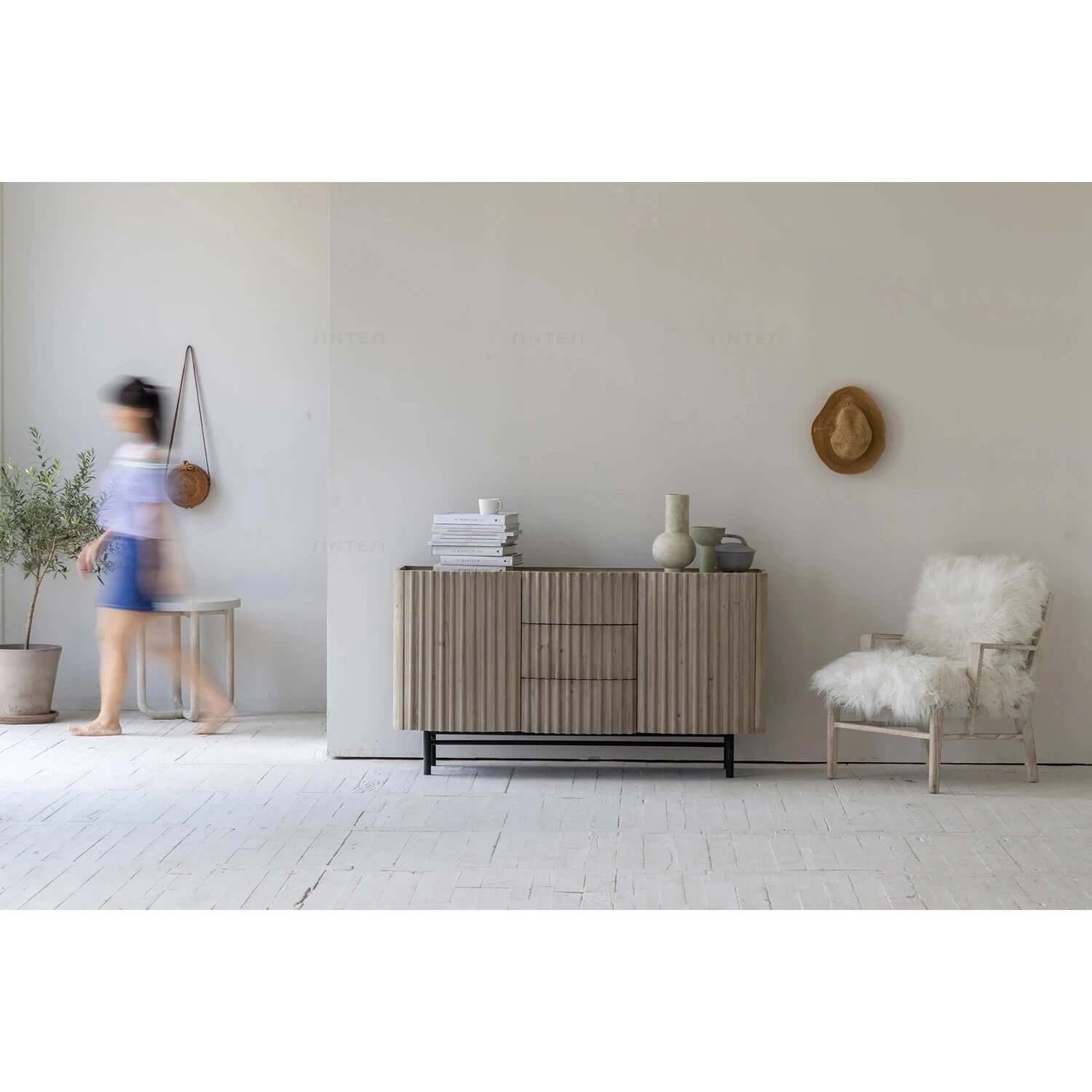 Hb484aa87e35e4750a468930bb5365178k.jpg Renzo Cabinet with