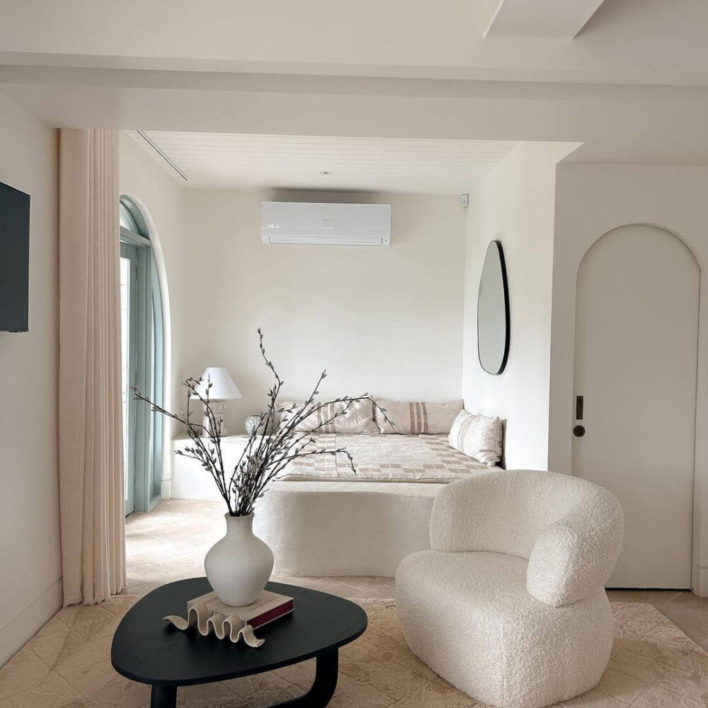 It_E2_80_99s_20giving_2C_20quiet_20luxury.-2.jpg Siani armchair, cloud