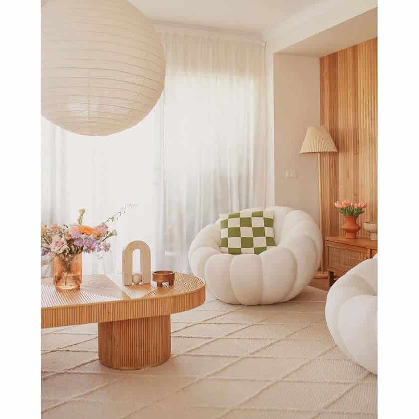 f0b63e_f637215c660942e2a5ee0b6796e7fbd0_mv2.jpg Cream boucle armchair